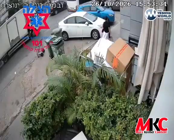 א קאר איז פאר א קורצע צייט צוריק אריינגעקראכט אין א וואנט און אראפגעקלאפט א פוסגייער אויף זשאבאטינסקי גאס אי…
