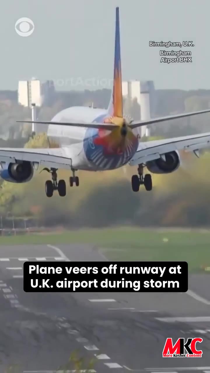 א צוקוקער האט פארכאפט אויף ווידעא ווי א JET2 Boeing 737-800 פלעין דרייט זיך אוועק פון די ראנוועי און פארט אר…