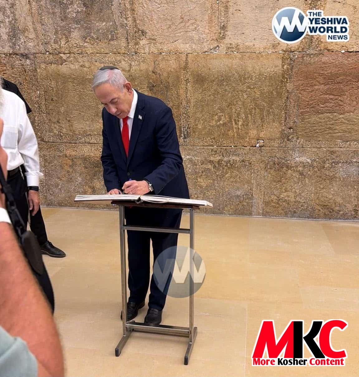 🔥 ראש הממשלה נתניהו געפינט זיך יעצט ביים כותל המערבי, די נאכט פאר'ן בחירות טאג.