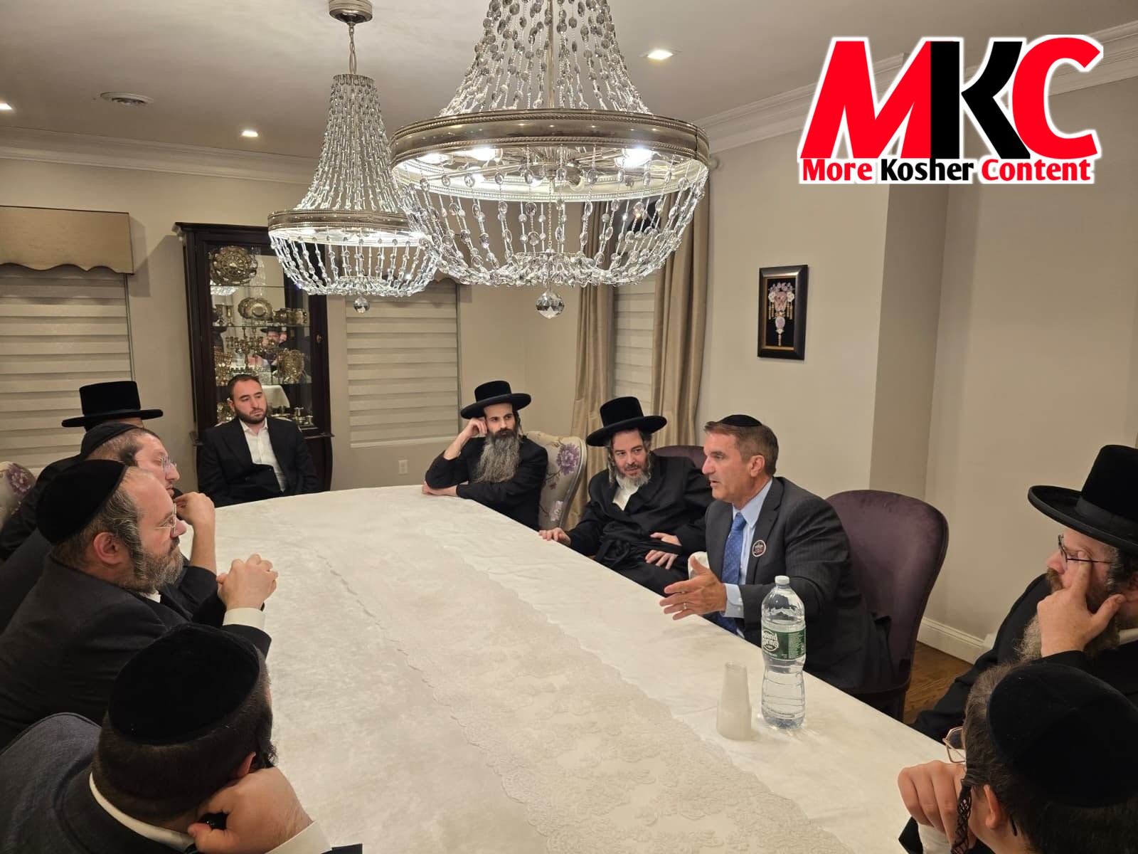 רבנים פון טשעסנאט רידזש אינאיינעם מיט'ן לעגיסלעטער ר׳ יואל פריעדמאן ביים דורכשמועסן אישוס פונעם געגנט מיט סט…