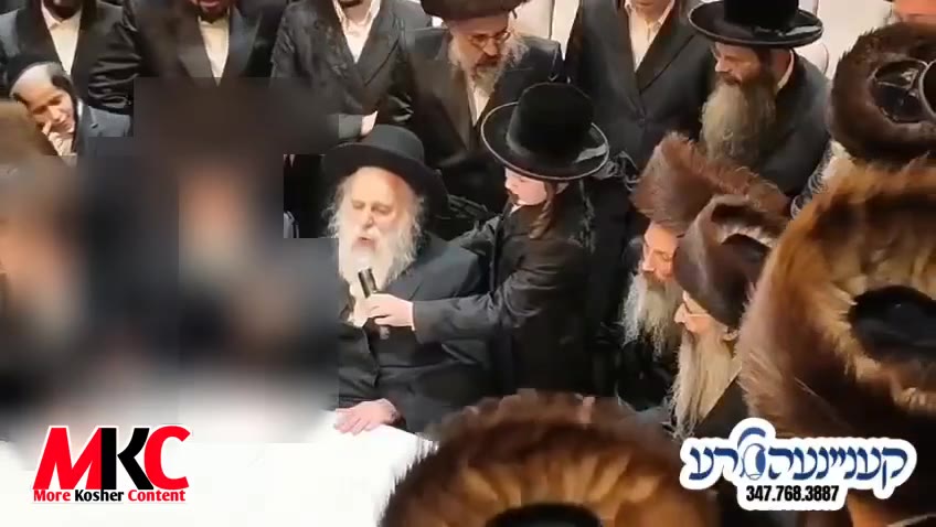 ראש ישיבה הרה"ג רבי אפרים וואקסמאן ביים פירן א קומזיץ ביי א חתונה פון א תלמיד.