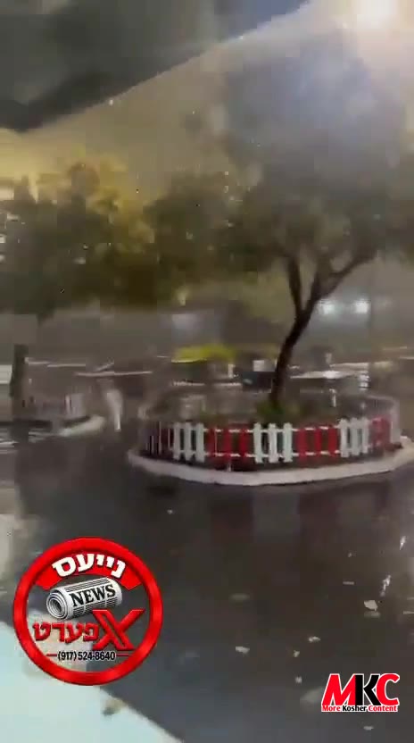 דראמאטישע פוטעדזש פון קעפעז אין אנטאליע, דרום טערקיי, כאפט אויף א מעכטיגע שטורעם און א באריכטעטע טארנעידא וו…