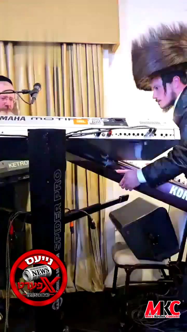 היינט נאכט אינמיטן א חתונה ווי מאיר אדלער האט געשפילט איז זיין נאסטאלגישע קעטראן קיבארד געגאנגען שלאפן