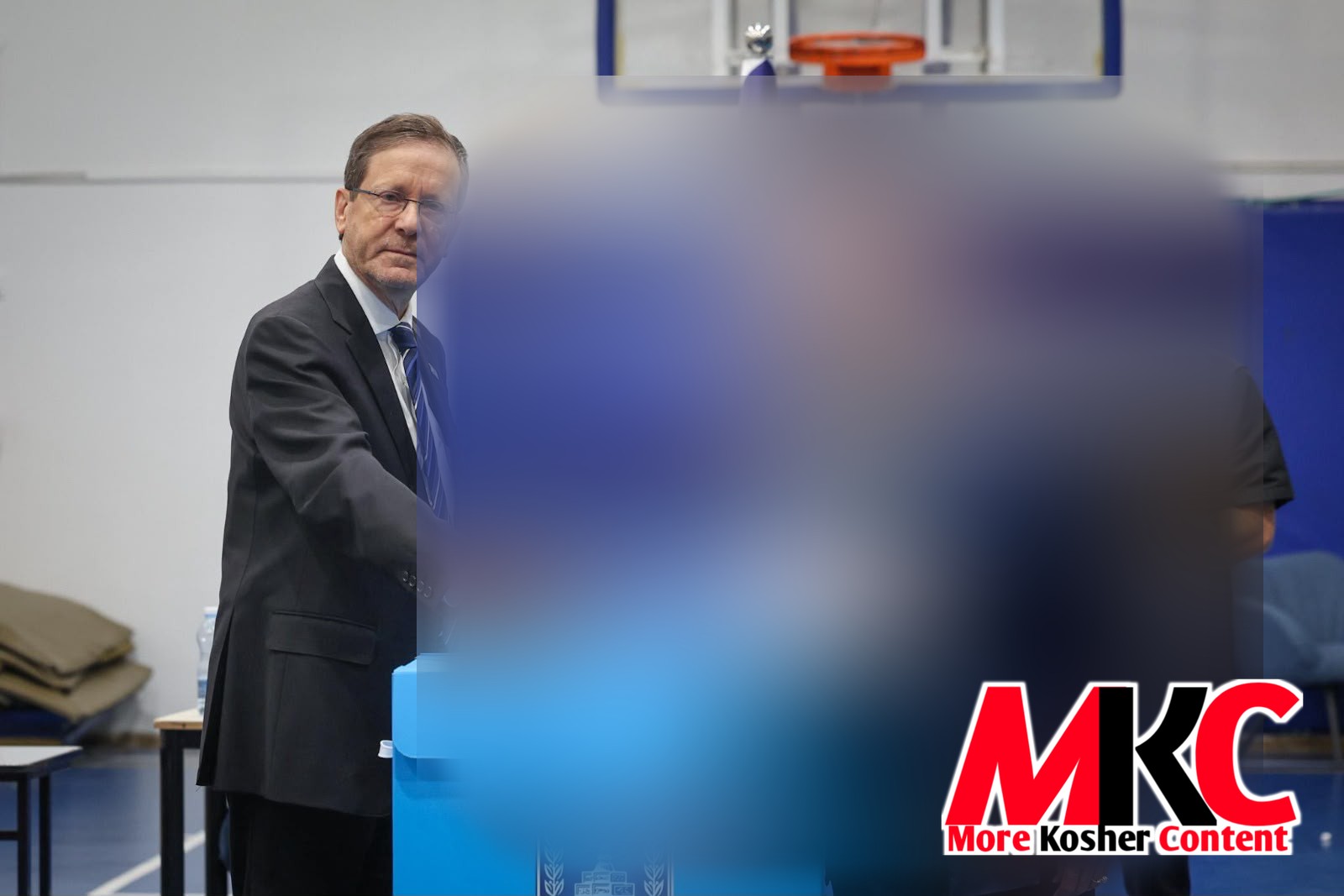 🇮🇱 - בילד: פרעזידענט יצחק הערצאג און זיין פרוי מיכל ווארפן אריין זייערע שטים-צעטלען ביים בחירות טאג אין מד…