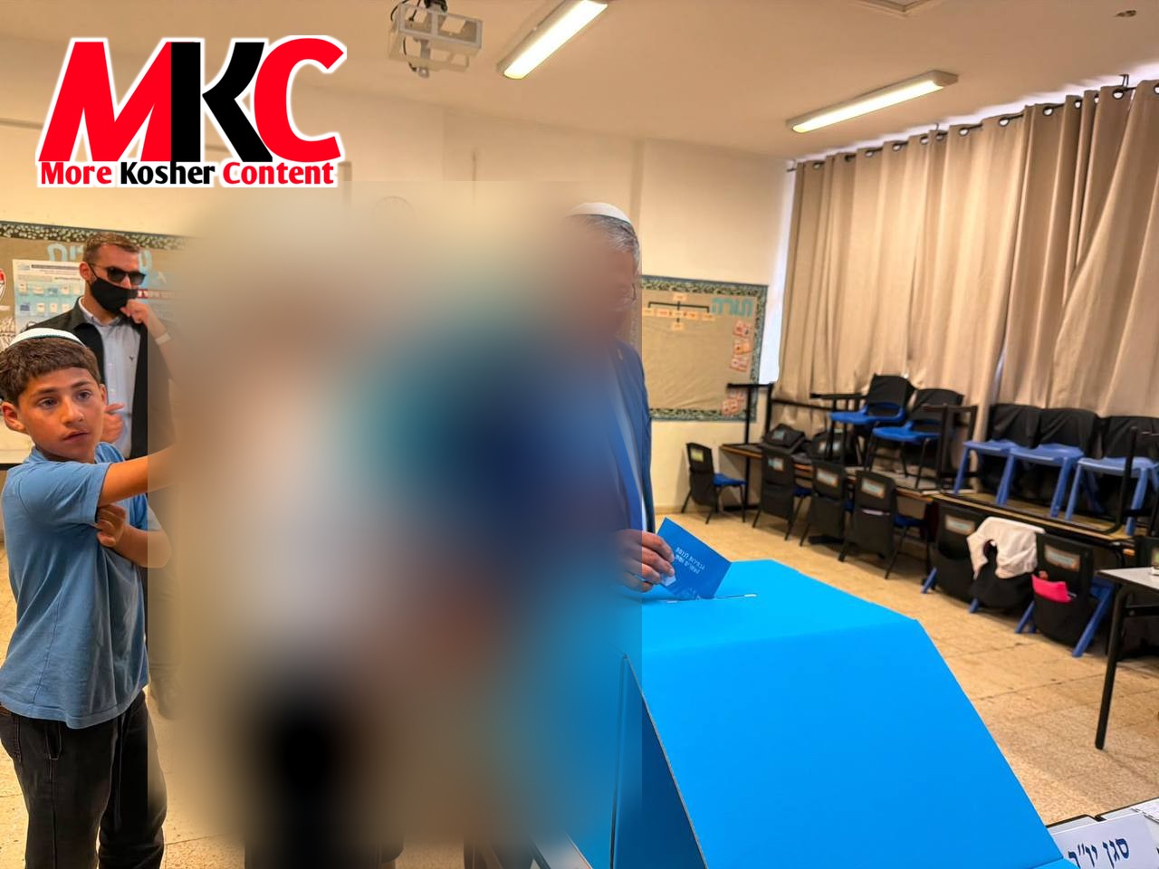 👈 לייגט אריין זיין באלאט אינאיינעם מיט זיין ווייב.