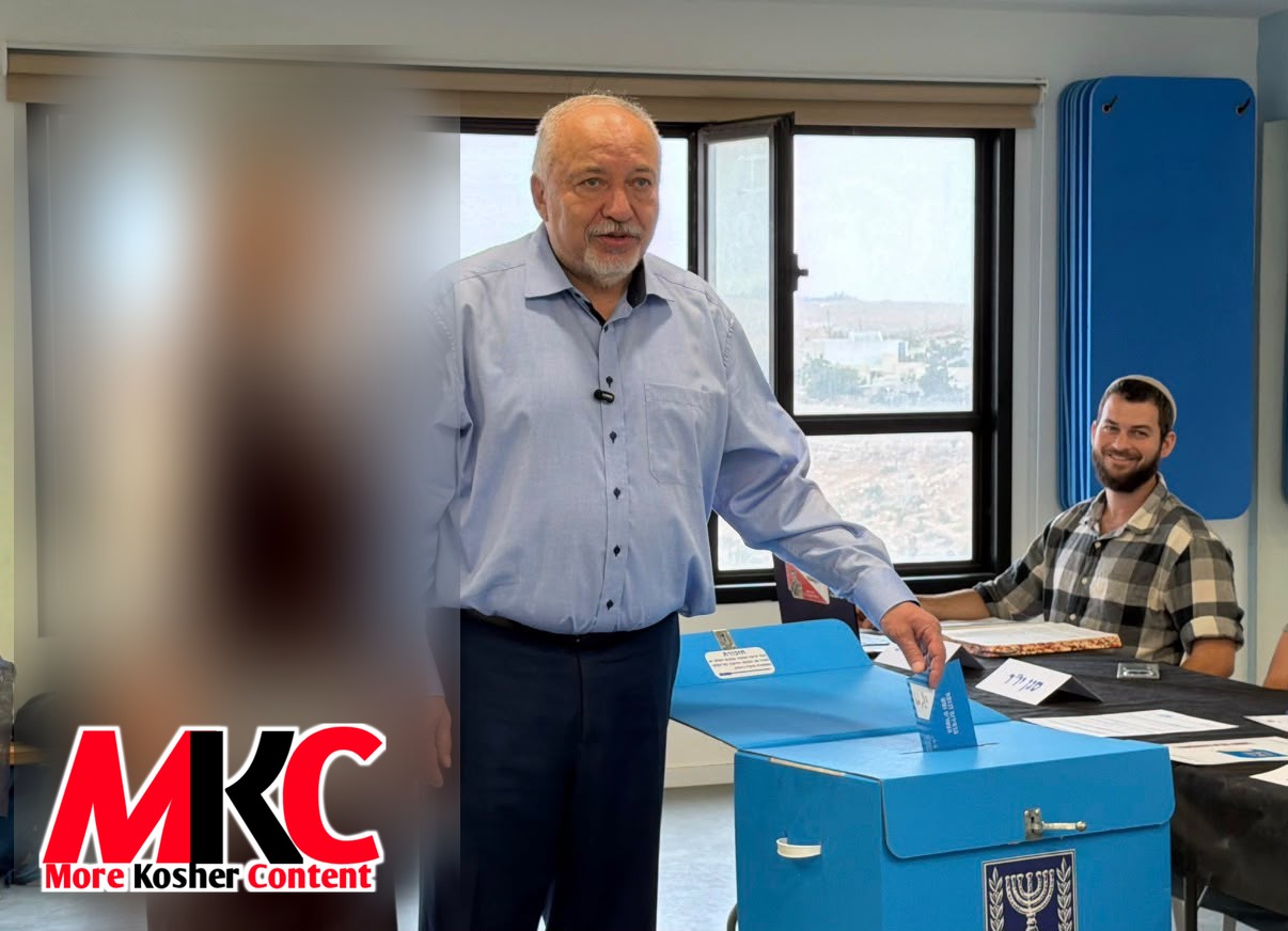 🇮🇱🗳️ יעצט: דער ישראל ביתנו פארזיצער אביגדור ליבערמאן, א געוועזענער ביטחון מיניסטער, האט אפגעגעבן זיין שטים.