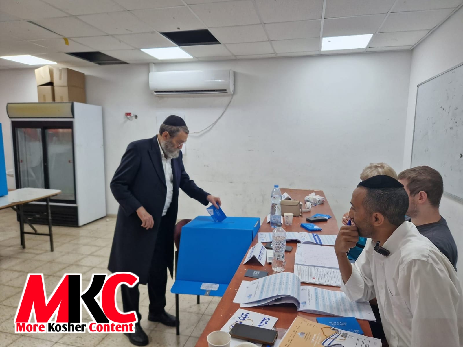 ✡️🗳 - יעצט: דער געוועזענער פארזיצער פון דגל התורה, ח"כ משה גפני, שטימט ביים קלפי נעבן זיין שטוב אין בני ברק