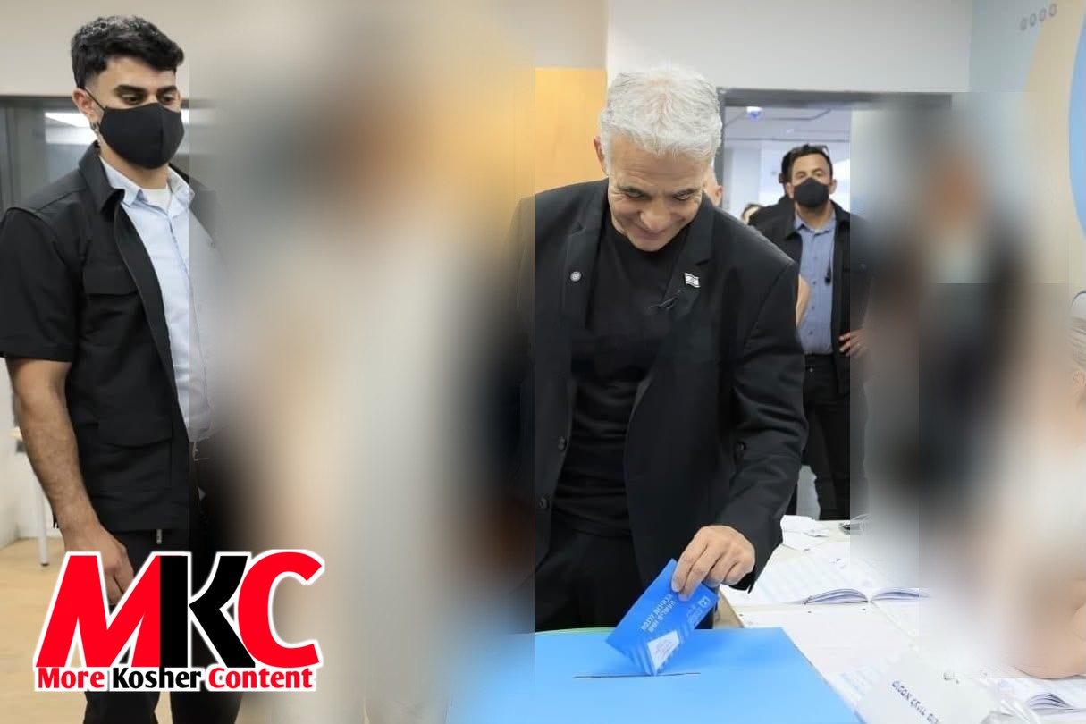 🇮🇱 - יעצט: אפאזיציע פירער יאיר לפיד און זיין פרוי ליהי האבן אפגעגעבן זייערע שטימען נעבן זייער היים אין תל…