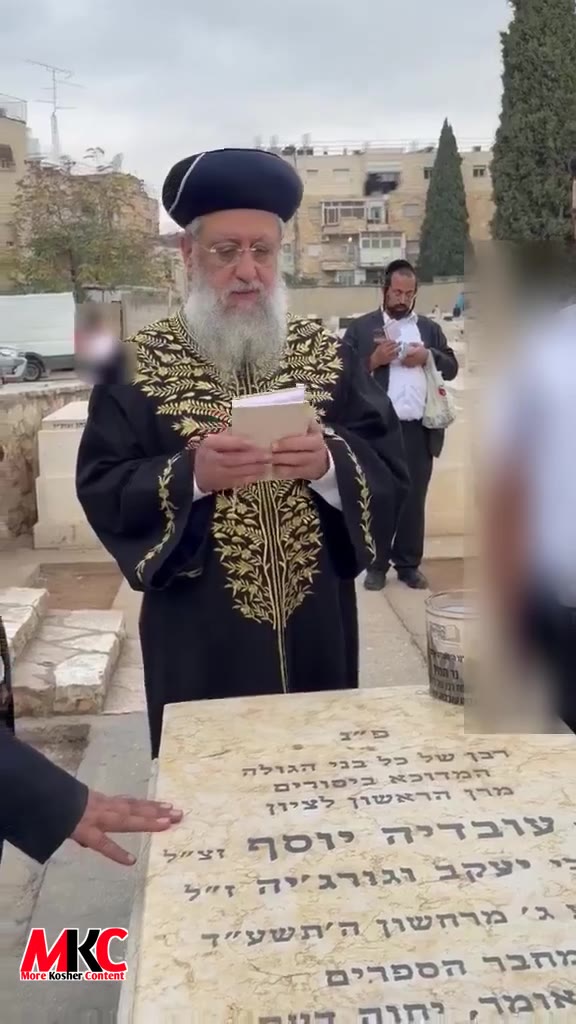 אום וואל טאג: דער ספרד'ישער הויפט רב הגאון רבי דוד יוסף שליט"א איז מתפלל ביים ציון פון זיין פאטער מרן רבי…