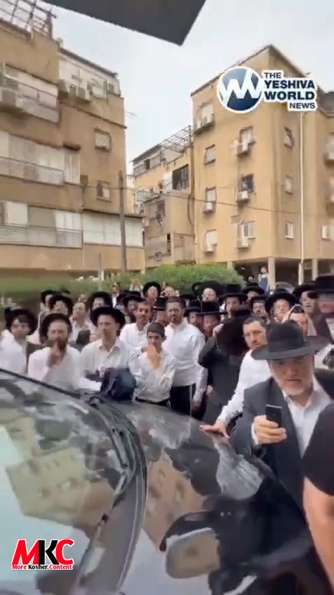 הונדערטער באגלייטן הגאון הרב דוב לנדא שליט"א ווען ער גייט שטימען אין בני ברק