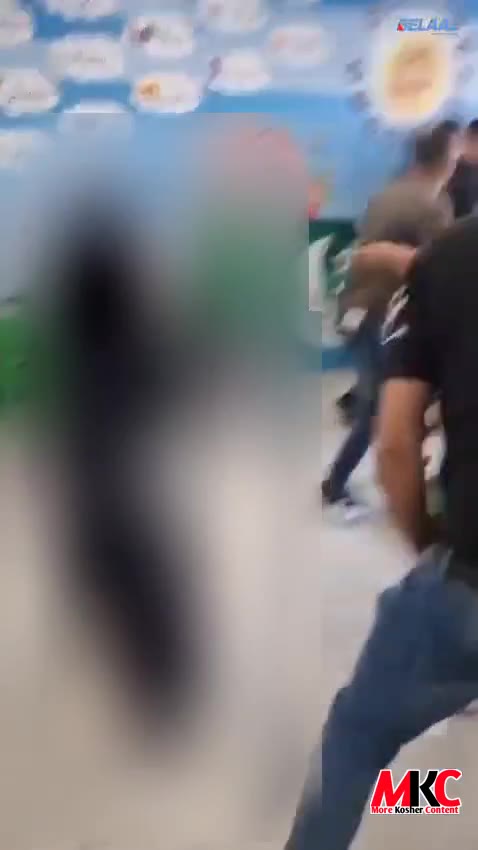 🇮🇱 - ווידעא: א גרופע מענער ראנגלען זיך און שטופן זיך אין א סקול געביידע ביי א וואל לאקאל אין דער בעדואינער…