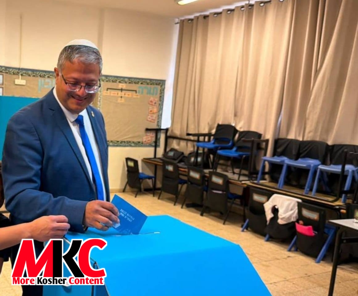 איתמר בן גביר ווערט געזען אפגעבן זיין שטימע אין די מדינת ישראל בחירות.