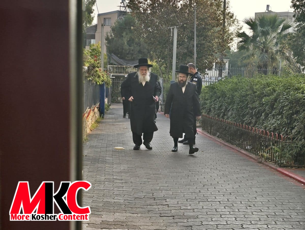 הגה"צ רבי שאול אלטער שליט"א ראש ישיבת קהילת פני מנחם ווערט געזען אנקומען צו א וואלן לאקאציע צו שטימען אין די…