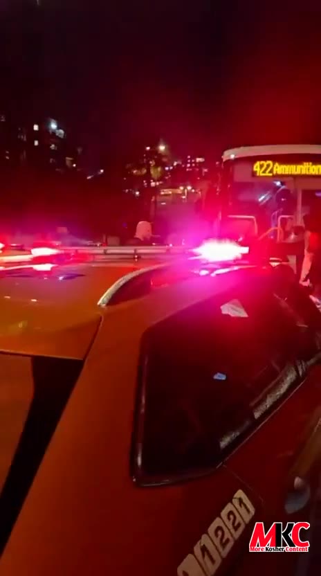 🇮🇱 - יעצט: א באס פון ליניע 422 האט פארלוירן די ברעמזן אין רעגן נעבן רמות אין ירושלים און איז אפגעשטאנען קע…