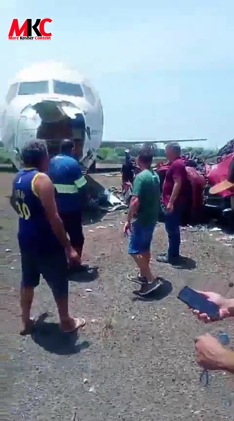 א טראק איז אראפגעפארן פון א הייוועי אין סאו פאולא, בראזיל, און זיך אריינגעקלאפט אין אן אויסגעדינטע Boeing 72…