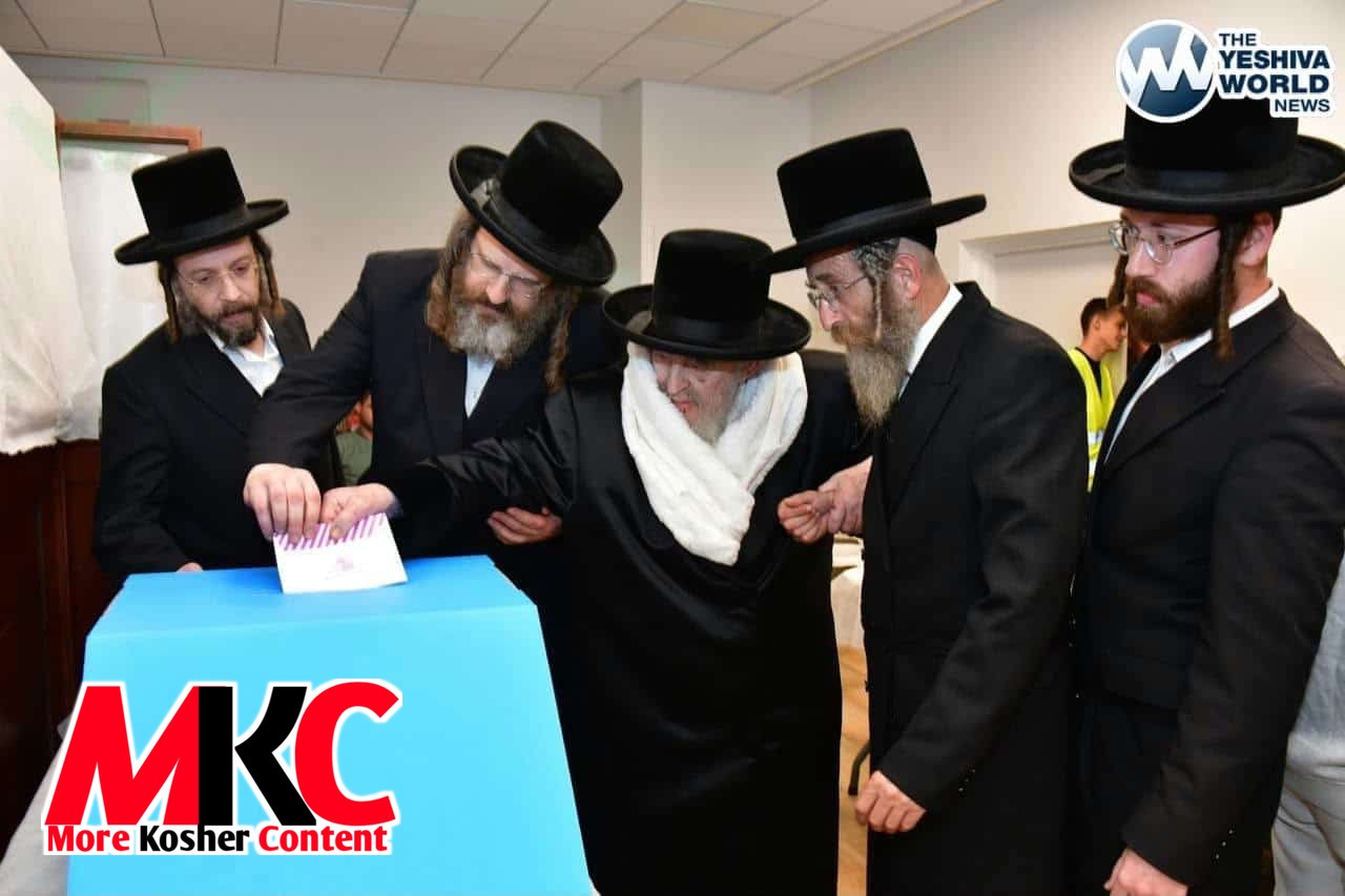 דער וויזשניצער רבי שליט"א האט יעצט אפגעגעבן זיין שטימע ביי די בחירות אין מדינת ישראל, אין א וואל לאקאל אין מ…
