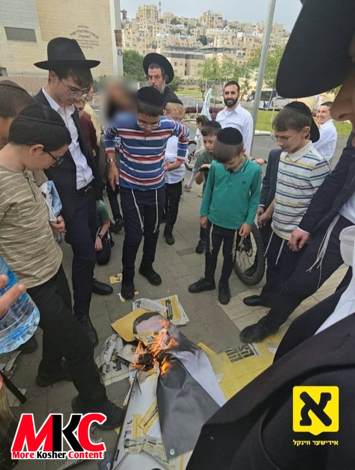 חרדישע איינוואוינער פארברענען קאמפיין מאטריאל פון די פארטיי ציבור החרדי אין שפיץ פון מאטי לייטנער.