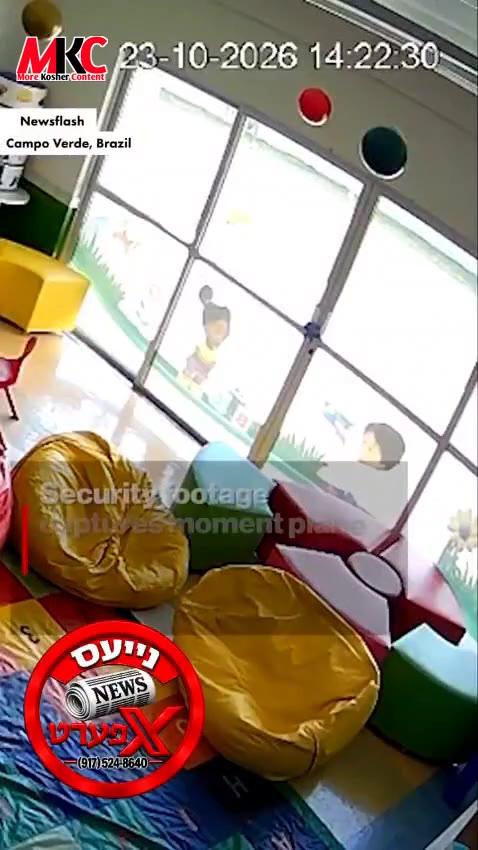 סעקיוריטי קאמעראס האבן אויפגעכאפט די דראמאטישע מאמענטן ווען א פליגער קראכט אריין אין א דעי-קעיר געביידע אין…