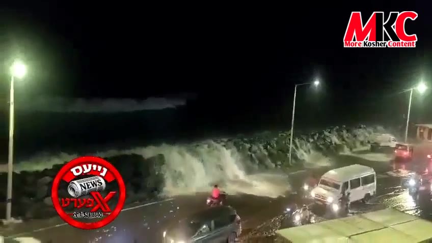 מעכטיגע כוואליעס שטורעמען די ברעג אין צפון טשעניי, אינדיע, בעפאר'ן אנקומען פונעם סייקלאון "ארנאב".