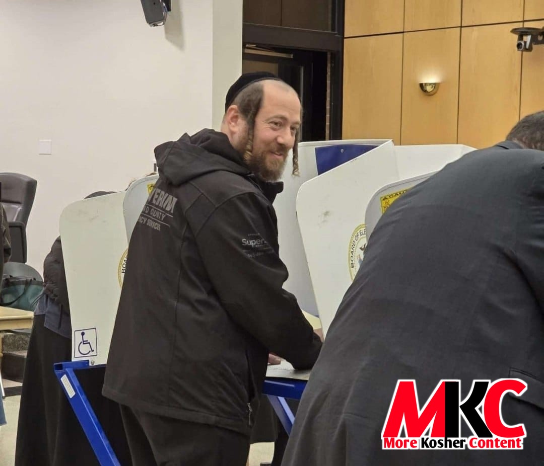 יוסי מארגארעטן, קאארדינעטאר פון ראקלענד חברים ווערט געזען אפגעבן זיין שטימע אין די היציגע וואלן פארמעסט.