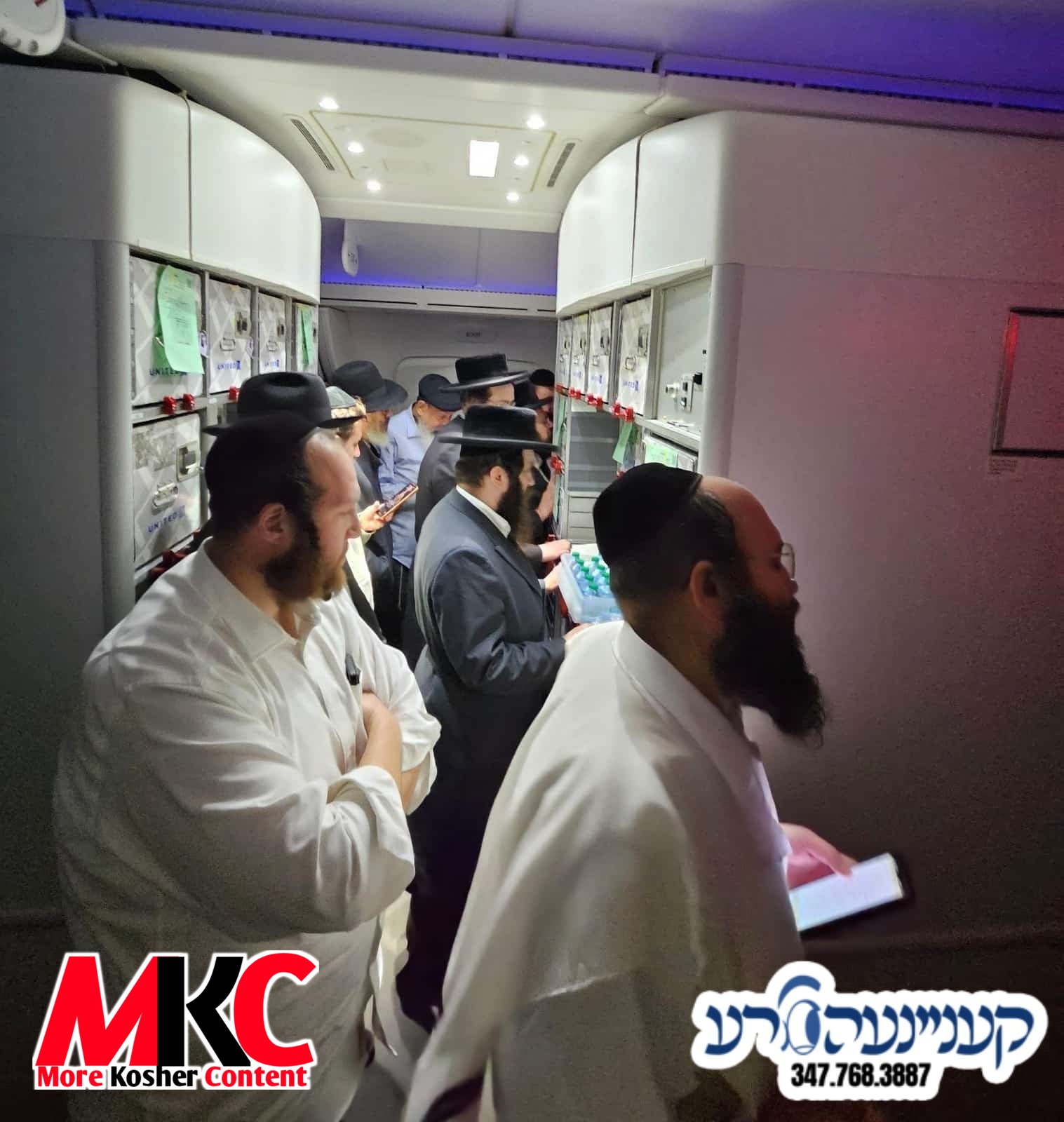 וולאגער פון לעיקוואד אפרים פעדער ווערט באמערקט דאווענען מעריב אויף א פליגער קיין ארץ ישראל.
