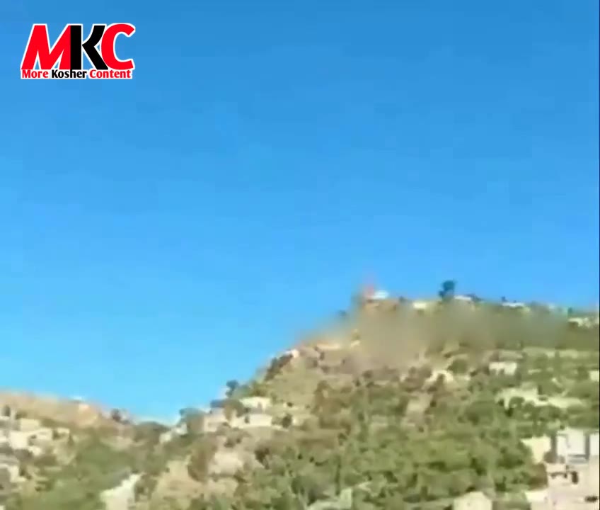 🇾🇪 ⚡️ - Footage reportedly shows airstrikes on Houthi positions near Taiz, Yemen. Who carried out the stri…