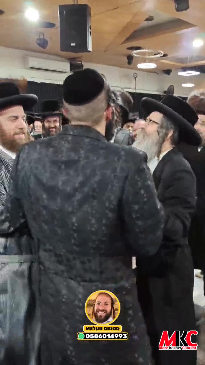 ר' נחמן בידרמן ור' יעקב לייזר שישא אבי היתומים בשמחת חתן (נראה מאיר רובינשטיין)