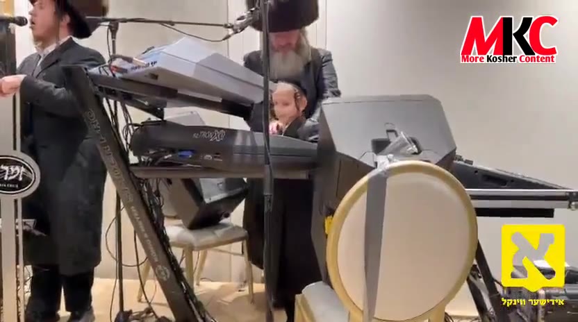 זיסע מאמענטן ווען אייניקל פון בארימטע מוזיקאנט מאיר אדלער איז געזען געווארן איבערנעמען זיין זיידע, שפילנדיג…