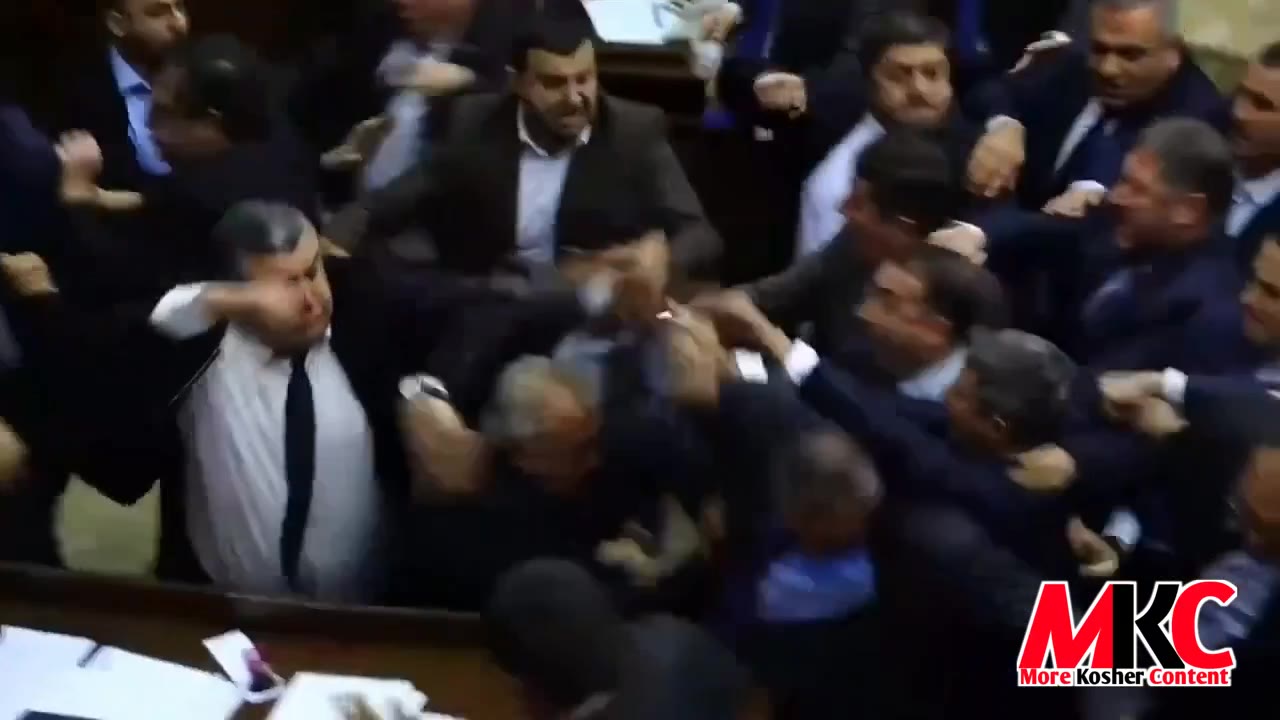 ווידעא: א מאסיווע שלעגעריי איז אויסגעבראכן אין ארמעניע'ס פארלאמענט אויף אקטאבער 29, צווישן לעגיסלאטארן פון ד…