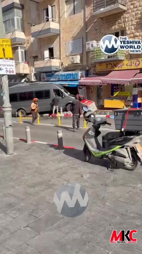 א פרוי איז ל"ע קריטיש פארוואונדעט געווארן נאכדעם וואס א מיני-באס איז אריינגעקראכט אין א געשעפט אויף רחוב אגר…