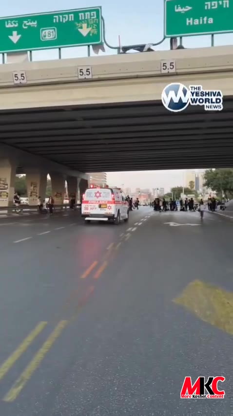 ביי די הפגנה ביים גהה אינטערטשעינדזש לעבן בני ברק, זענען די פראטעסטירער וועלכע האבן בלאקירט דעם וועג תיכף או…