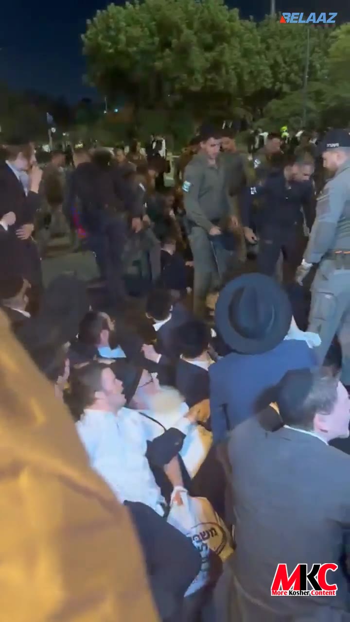 ✡️ VIDEO: NOW in Bnei Brak: Peleg Yerushalmi protest following the arrest of yeshiva Bochurim.