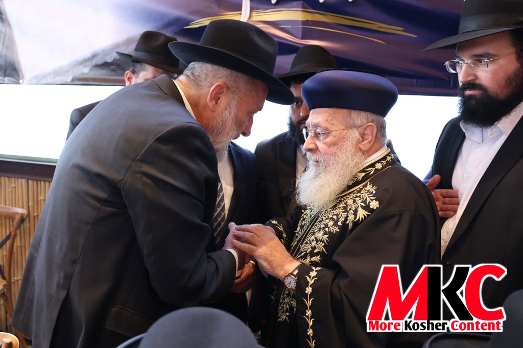 חיזוק בריוו: הגאון הרב יצחק יוסף שליט"א לויבט דרעי, דערקלערט "אונזער ישועה איז נאענט" טראץ ש"ס'ס אפקלאפ ביי…