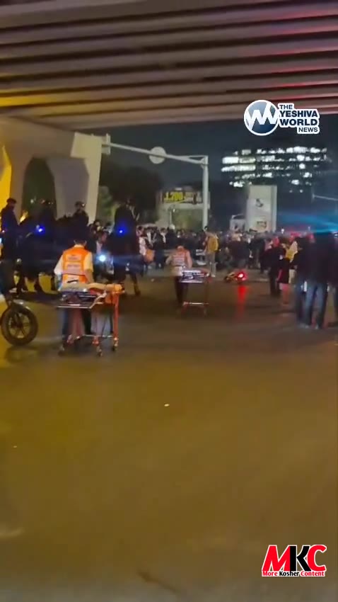 עטליכע אלונקות ווערן געברענגט צום שטח כדי ארויסצונעמען פארוואונדעטע מפגינים, צווישן באריכטן פון שווערע פאליצ…