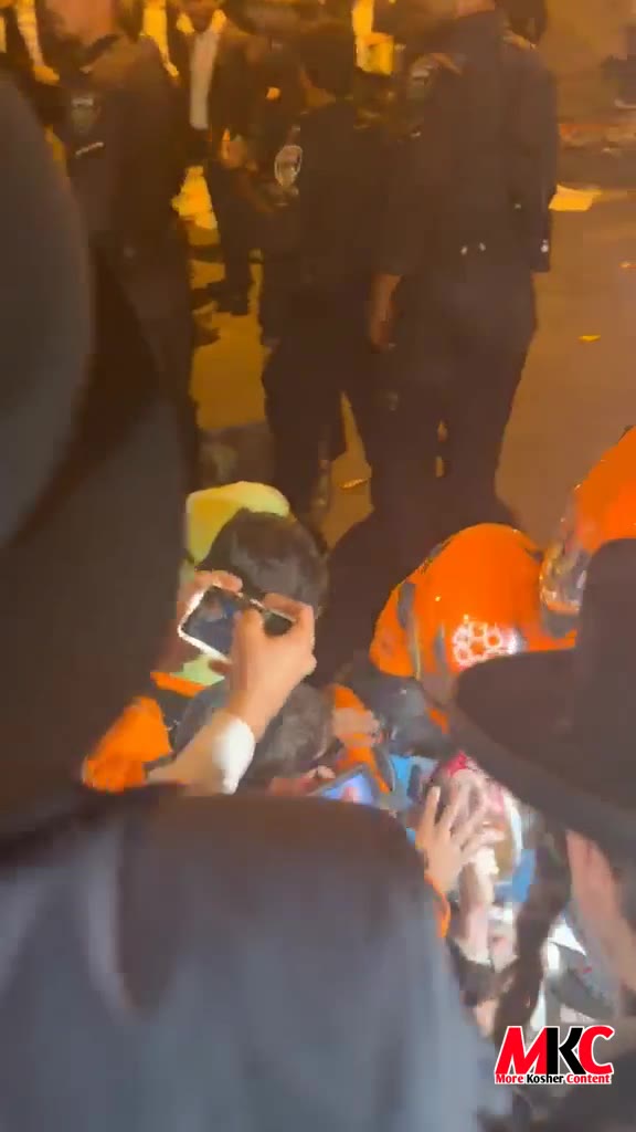 ✡️ - בני פראטעסט: פאליציי האט פארוואונדעט א פראטעסטירער. מ'הערט אים שרייען "נמות ולא נתגייס"