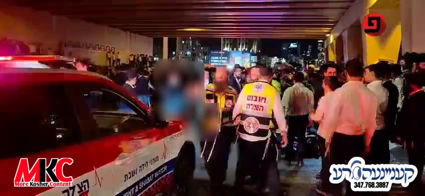 צענדליגע אמבולאנסן ביים אנקומען צו די סעצענע צו טראגן די פארוואונדערטע צו די שפיטעלער.
