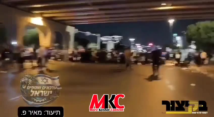 היציגע פראטעסטן אין ארץ ישראל ווען חרדי'שע פראטעסטירער בלאקירן דעם שאסיי און די פאליציי רעאגירט מיט'ן שיסן ש…