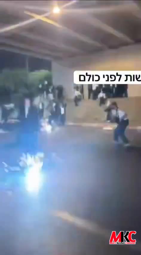 שאקירנדער סצענע אין ארץ ישראל ווען פאליציי אפיצירן האבן געשאסן שאק גראנאטן און פארוואונדעט א צאל חרדי'שע איד…