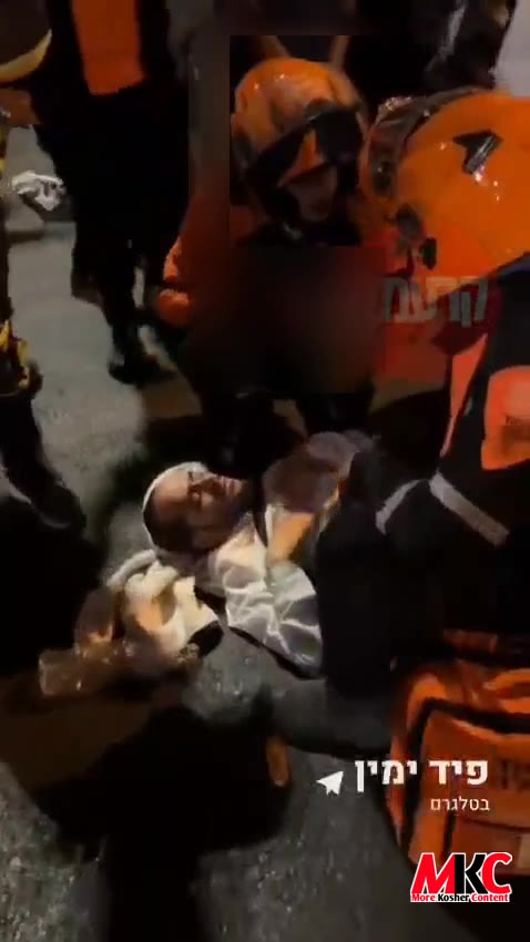 בלוט גיסט זיך אין די גאסן: נאך פון די טראגישע סצענעס ביים הפגנה וואס צייגט מערערע אידן ליגן אויף די ערד, פאר…