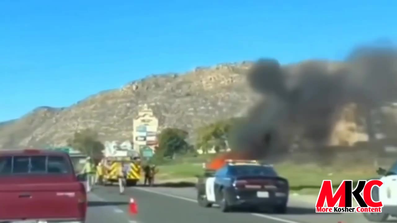 קאליפארניע הייוועי פעטראל אפיצירן ארומגענומען אין פלאמען ווען א קאר עקספלאדירט אויף די זייט פון א הייוועי