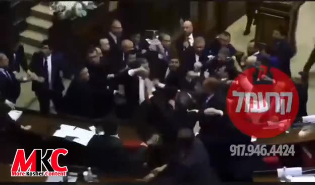 פארלאמענט מיטגלידער אין ארמעניע צייגן פאר אמעריקאנער אינעם עלעקשאן סעזאן וויאזוי עכטע פאליטישע רייבערייען דא…