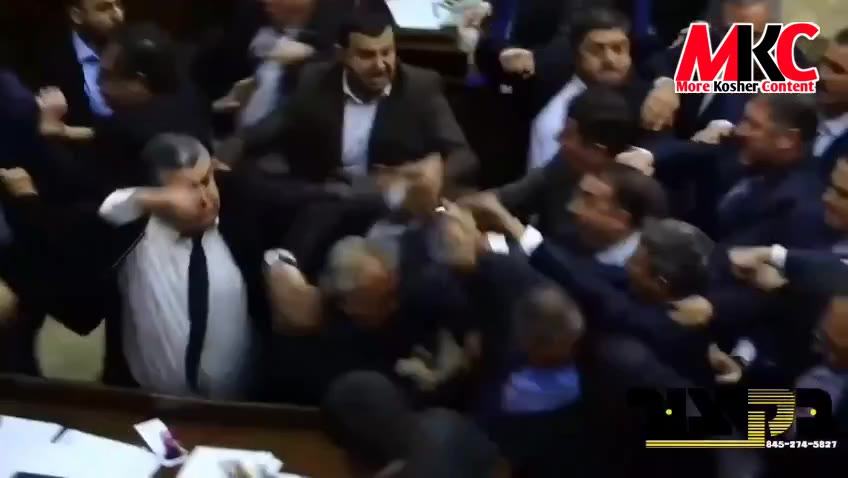 א היציגער שלעגרעריי האט אויסגעבראכן אין די ארמענישע פארלאמענט צווישן די פארטיי וואס איז ביי די מאכט און געזע…