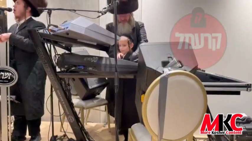 ויזכו לבני בנים: אייניקל פונעם קאטראן-קלאפער און בנש״ק ר׳ מאיר אדלער שטעלט זיך צום קי-באורד, ביים חתונה נאכן…