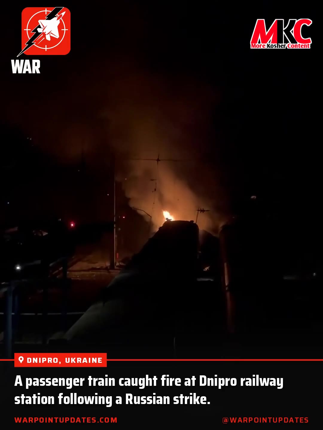 🇺🇦 🚆 💥 ⚡️ - א פאסאזשיר טרען האט זיך אנגעצונדן ביי די טרען סטאנציע אין דניפרא, נאך א רוסישע אטאקע.