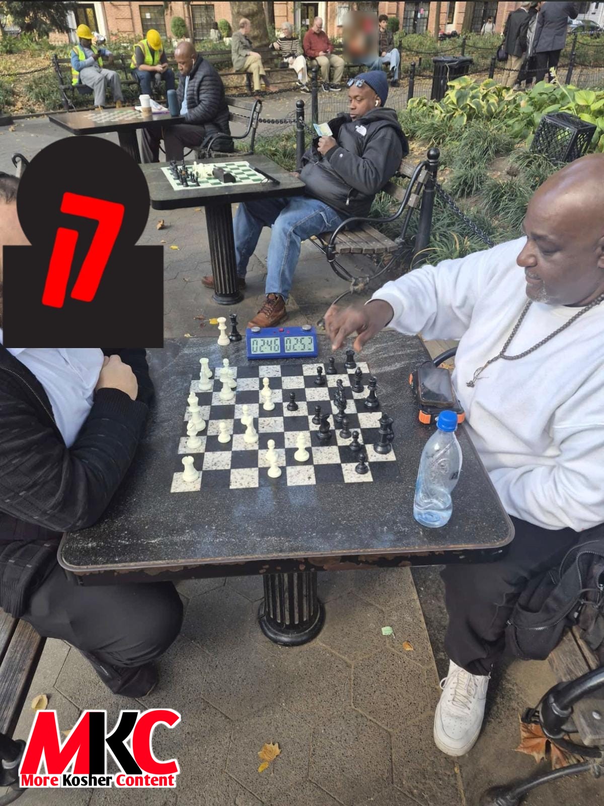 קידוש השם סצענע ווען א יונגערמאן זעצט זיך שפילן שאך מיט חם׳ס אן אייניקל אין א ברוקלינער פארק.