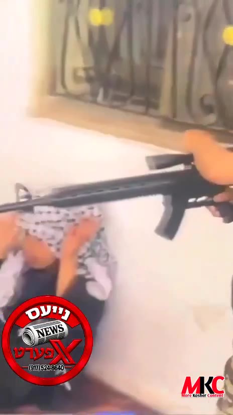 אט דאס איז וואס די "אומשולדיגע קינדער" אין עזה לערנען זיך אויס אין די שולעס. זיי פארקליידן זיך ווי באוואפנטע…