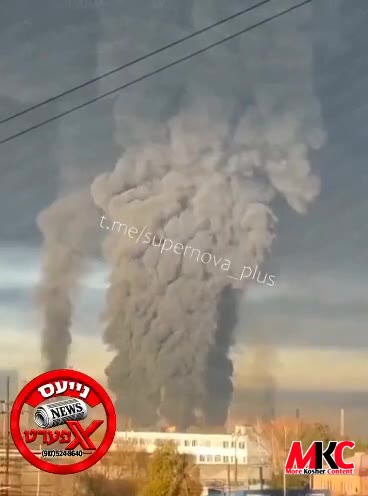 פרישע ווידיאו צייגט די פלאקערדיגע פייערן ביי די רוסישע נאוואקויבישעווסק אויל רעפיינערי, נאכפאלגנדיג אן אטאקע…